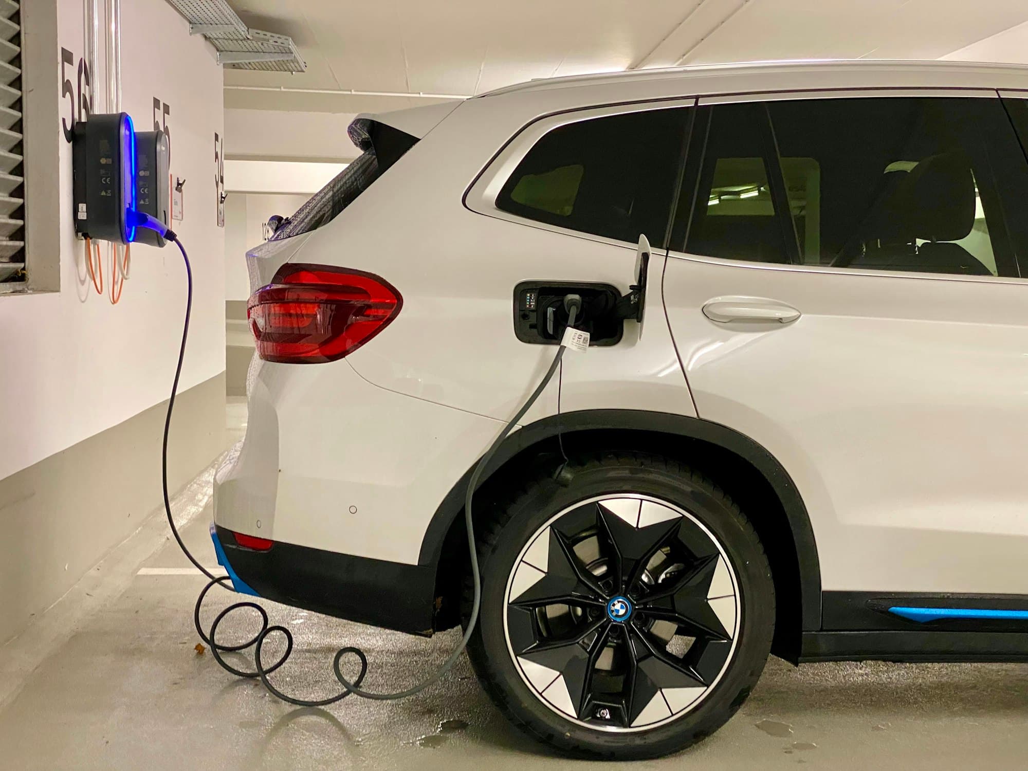 Vehículo eléctrico conectado a un punto de recarga doméstico